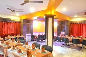 Restaurant - Hotel Sharan (Rahata)