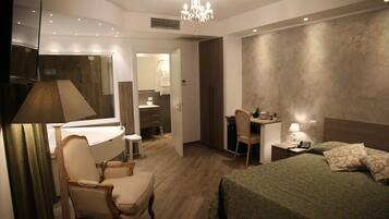 Minibar, caja de seguridad en la habitación y decoración personalizada