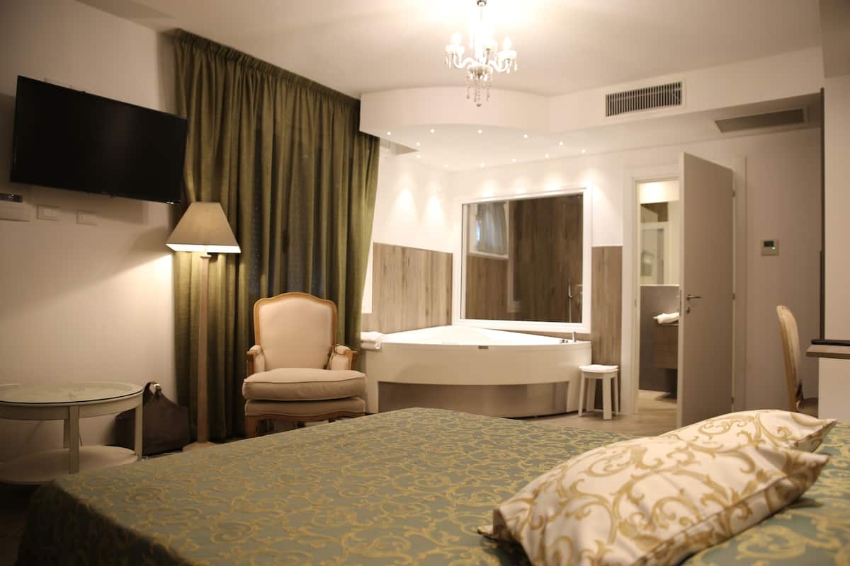 Junior suite | Een minibar, een kluis op de kamer, individueel gedecoreerd