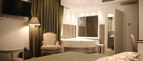 Suíte júnior | Frigobar, cofres nos quartos, individualmente decorados