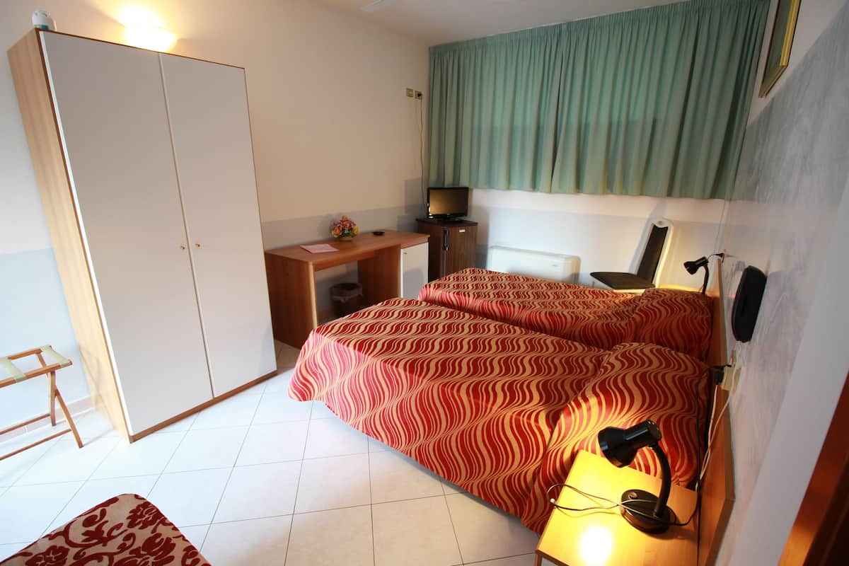 Twin kamer, 2 eenpersoonsbedden | Een minibar, een kluis op de kamer, individueel gedecoreerd