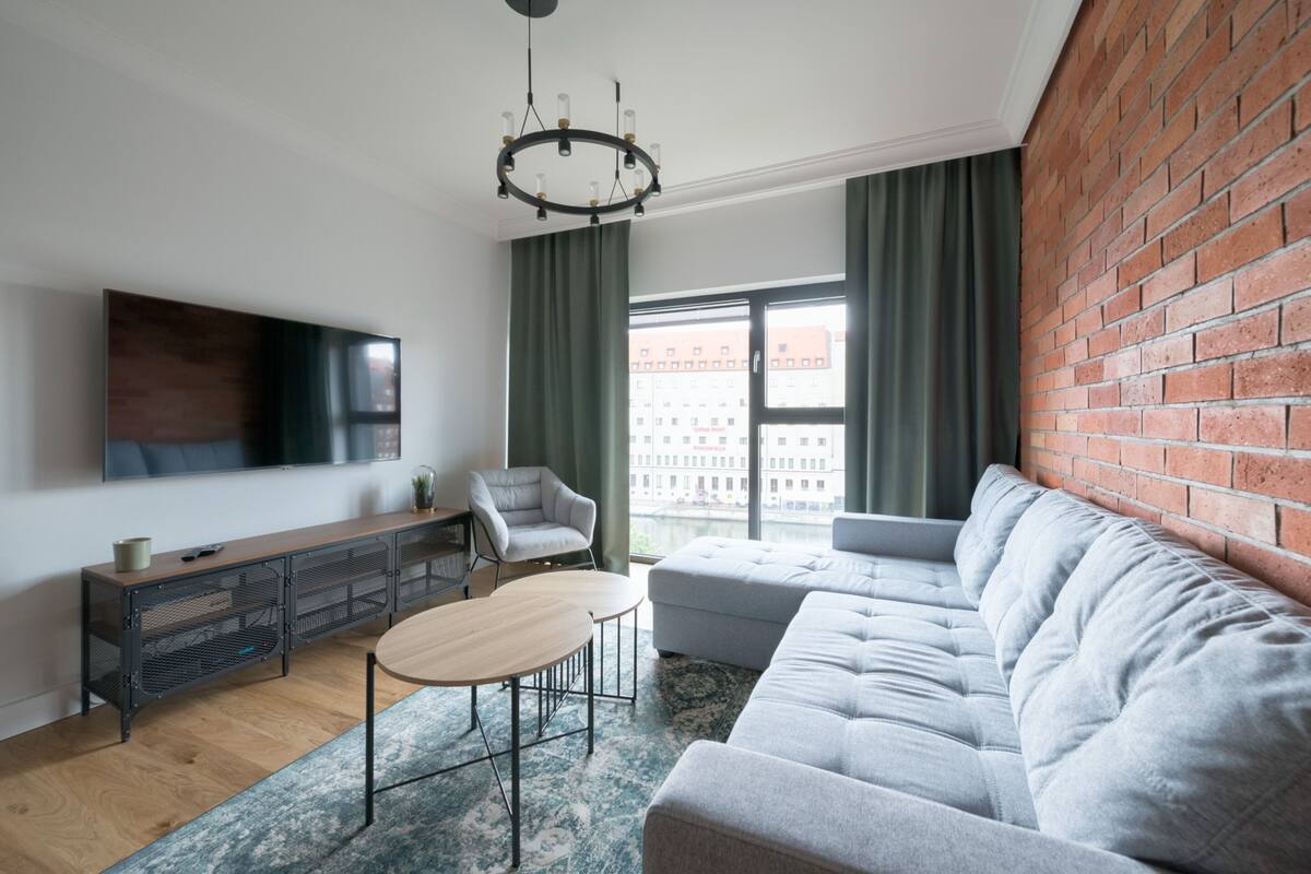 Premium-Apartment, 3 Schlafzimmer, Flussblick | Wohnbereich | 32-Zoll-Flachbildfernseher mit Kabelempfang, Fernseher