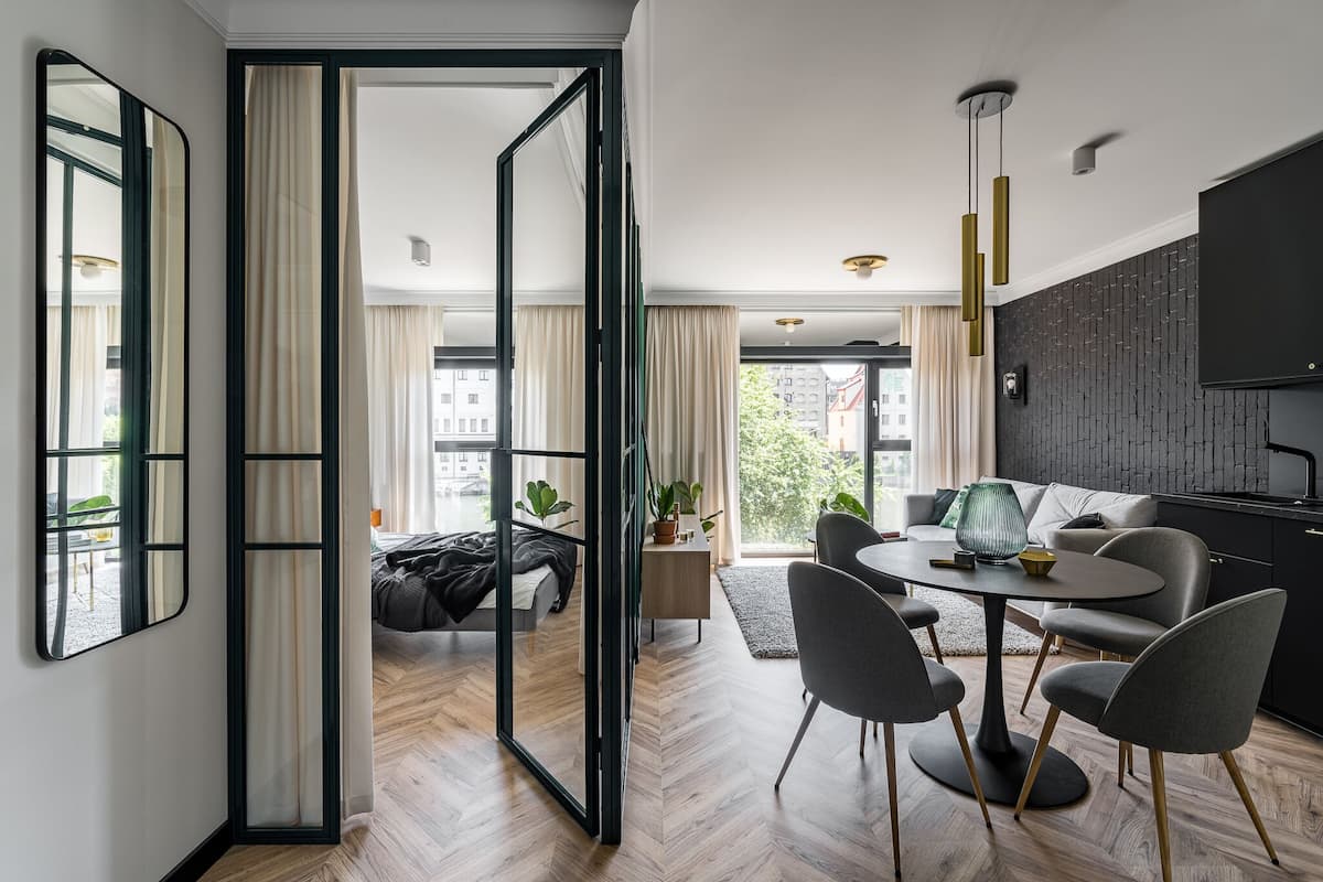 Deluxe-Apartment, 1 King-Bett und Schlafsofa, Flussblick | Wohnzimmer | 32-Zoll-Flachbildfernseher mit Kabelempfang, Fernseher