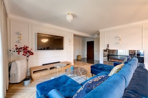 Luxury-Apartment, 2 Schlafzimmer, Stadtblick (4 adults) | Wohnbereich | 32-Zoll-Flachbildfernseher mit Kabelempfang, Fernseher