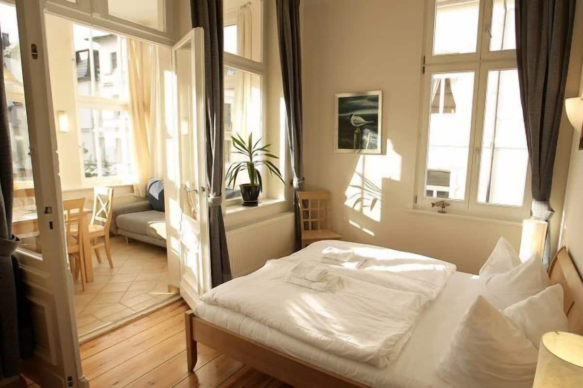 Schreibtisch, kostenloses WLAN