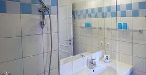 Family Apartment, Terrace (16) | Bathroom | Shower, hair dryer, towels - Villa Frisia (Heringsdorf)