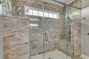 Combined shower/bathtub, toilet paper