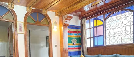 Apartment, 2 Schlafzimmer, Raucher, Meerblick | Wohnbereich | 32-Zoll-Flachbildfernseher mit Satellitenempfang, Fernseher