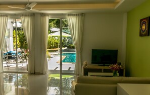 Apartamento de diseño, 1 cama de matrimonio grande, vistas a la piscina | Servicio de la habitación
