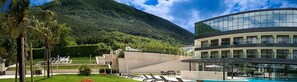 A modern hotel with a pool, surrounded by lush greenery and a mountain backdrop. - L'Antica Dimora (Macchiagodena)