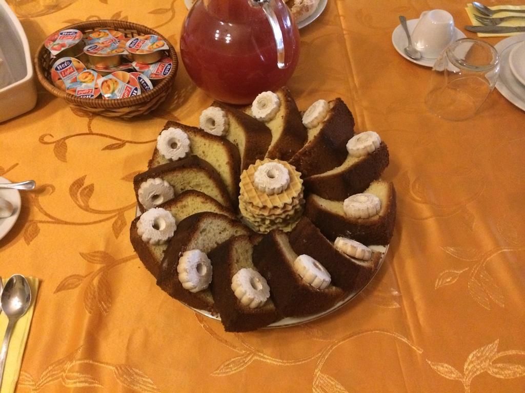 Ein Kuchen mit einem Ring aus Sahne und Bananenscheiben auf einem Teller.