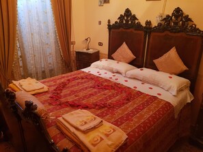 1 habitación, cortinas blackout, wifi y ropa de cama 