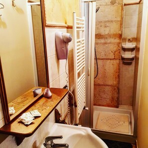 Superior Suite, Ensuite | Bathroom | Hair dryer, towels - L'Antica Dimora (Macchiagodena)