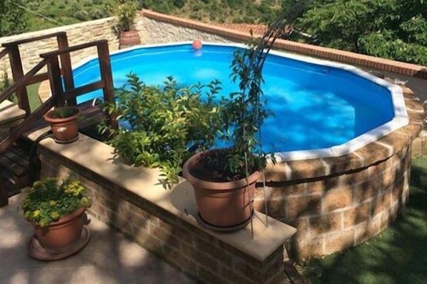 Piscina stagionale all'aperto, ombrelloni da piscina, lettini