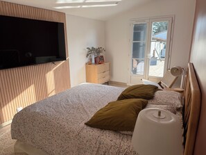 3 slaapkamers, een bureau, een strijkplank/strijkijzer, reisbedje