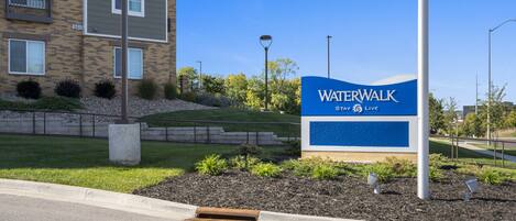 Un edificio con un letrero que dice "Waterwalk Stay to Live".