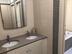 Bañera, secador de pelo, bidet, toallas