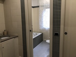 Badewanne, Haartrockner, Bidet, Handtücher