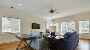 Flat-screen TV, fireplace, DVD player - Capri 2 (Hilton Head Island)