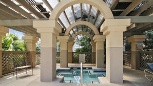 Outdoor spa tub - Colonnade Club 206 (Hilton Head Island)