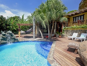 2 piscinas externas, guarda-sóis, espreguiçadeiras