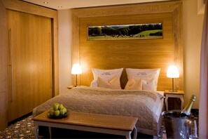 In-room safe, desk, blackout drapes, soundproofing - Landhotel Napoleon (Wipperfuerth)