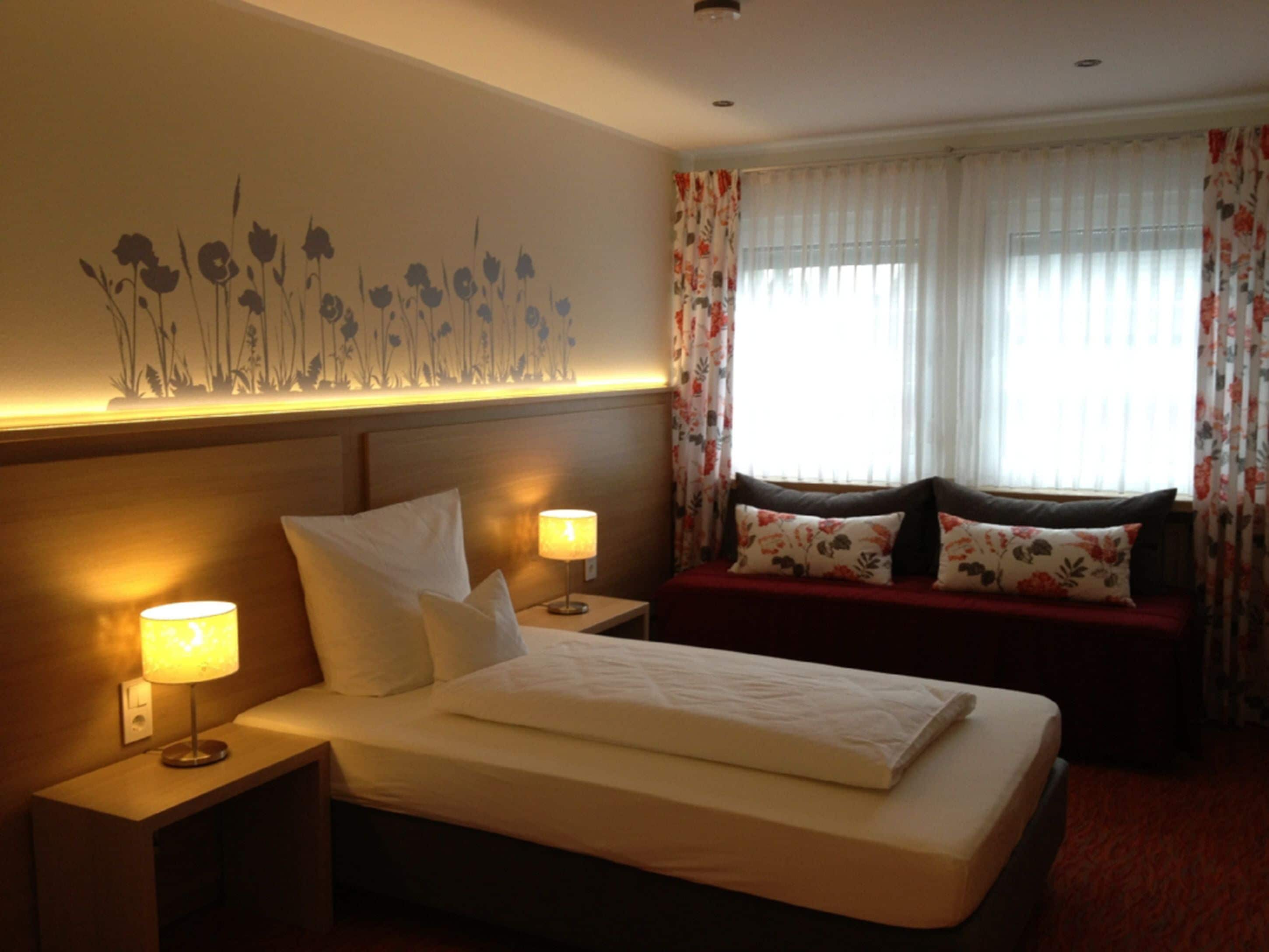 Zimmersafe, Schreibtisch, Verdunkelungsvorhänge, schallisolierte Zimmer