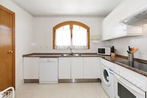 Jääkaappi, mikroaaltouuni, uuni, astianpesukone