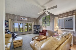 House | Living area | Flat-screen TV, DVD player, stereo