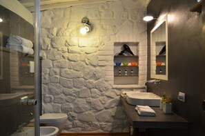 Ensemble douche/baignoire, sĂšche-cheveux, bidet, serviettes fournies