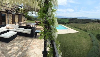 Private and cozy retreat in Montalcino with private pool surrounded by vineyards