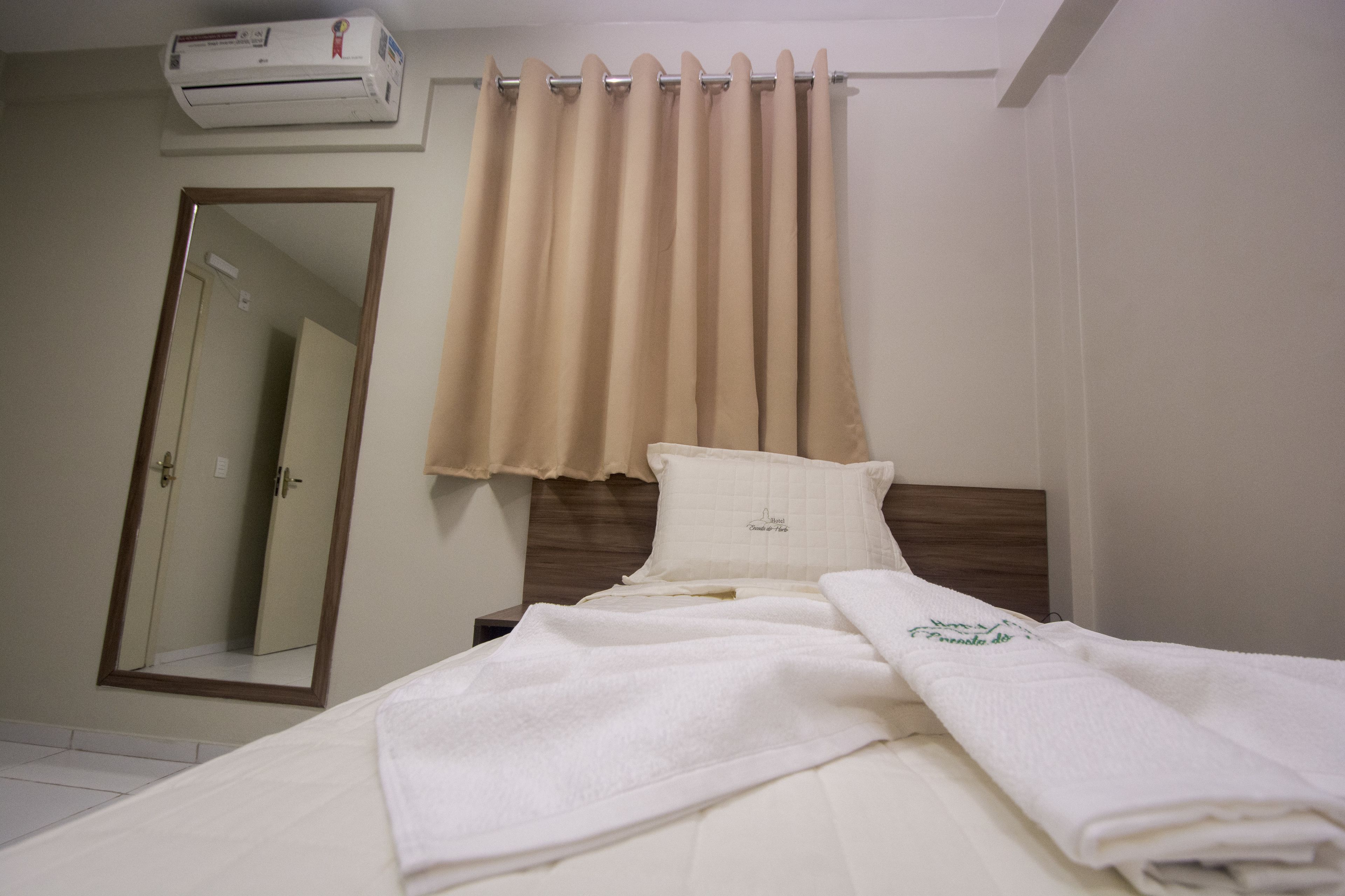 single room | minibar, desk, free wifi, bed sheets