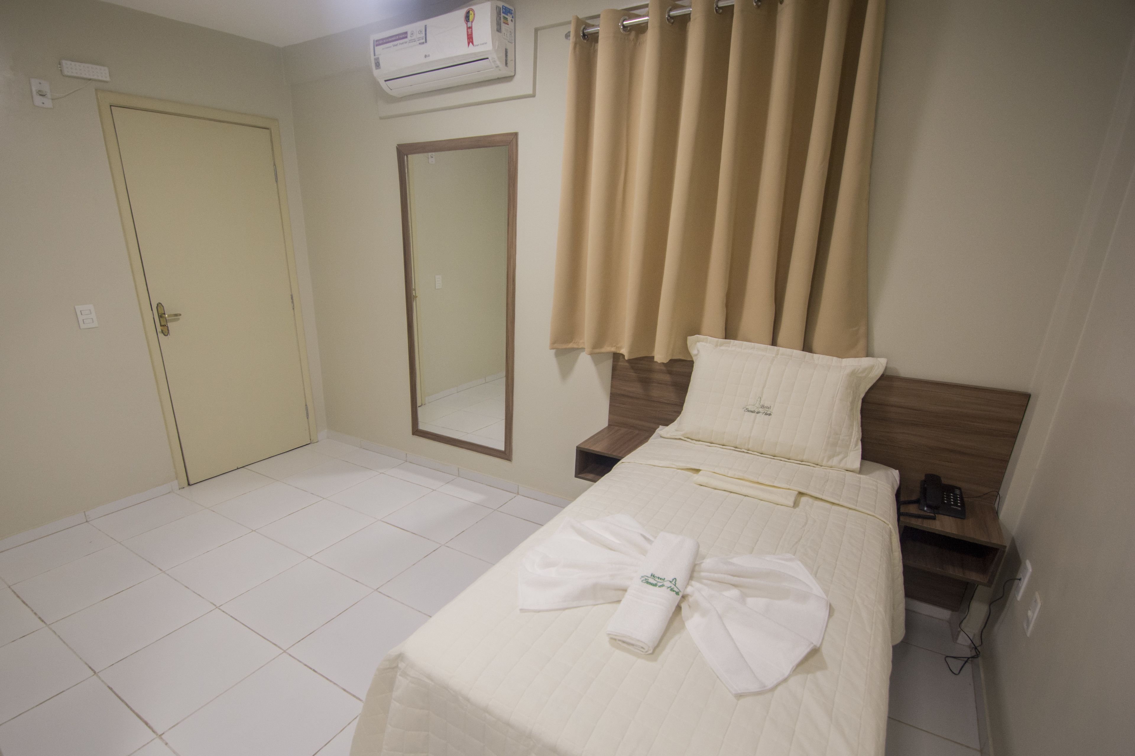 single room | minibar, desk, free wifi, bed sheets