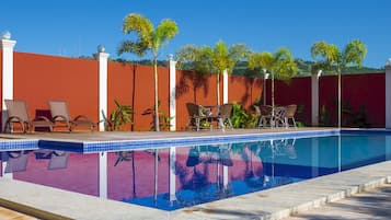 Una piscina al aire libre