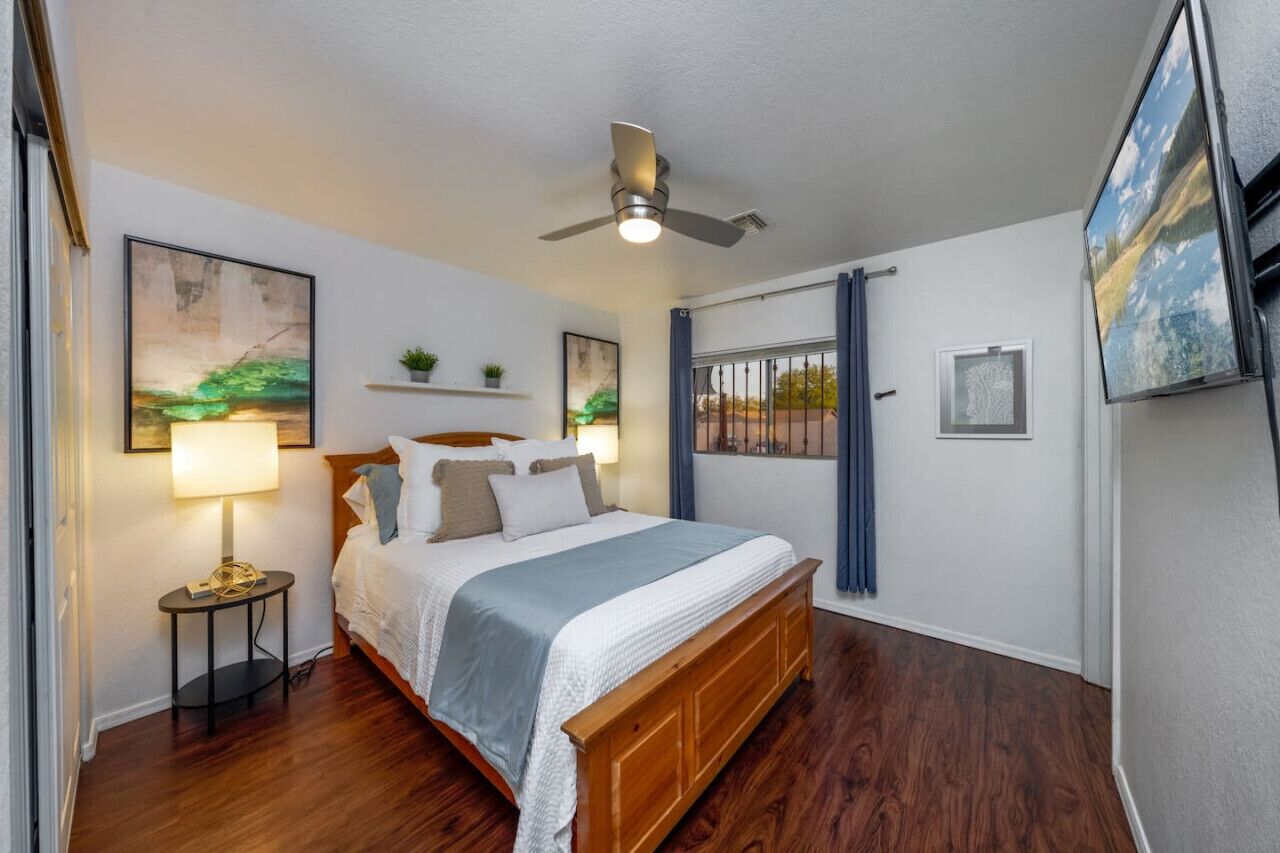 3 bedrooms, desk, iron/ironing board, travel cot