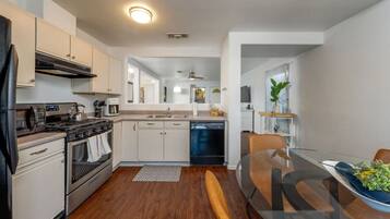 Frigorífic, microones, forn i placa de cuina