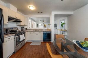 Frigorífico, microondas, horno y placa de cocina