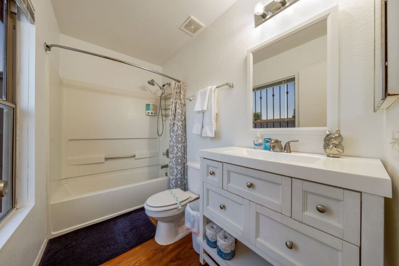 Combined shower/bathtub, hair dryer, towels