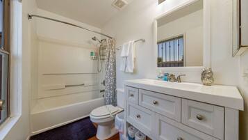 Combined shower/bathtub, hair dryer, towels