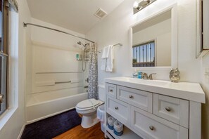 Combined shower/tub, hair dryer, towels