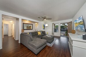 Smart TV - KINO Sports / 3 BR & 2 BA / Garage / Outdoor Space (Tucson)