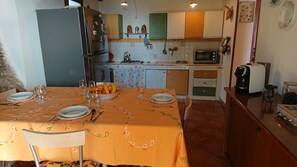 Réfrigérateur, four, plaque de cuisson, cafetiÚre/bouilloire