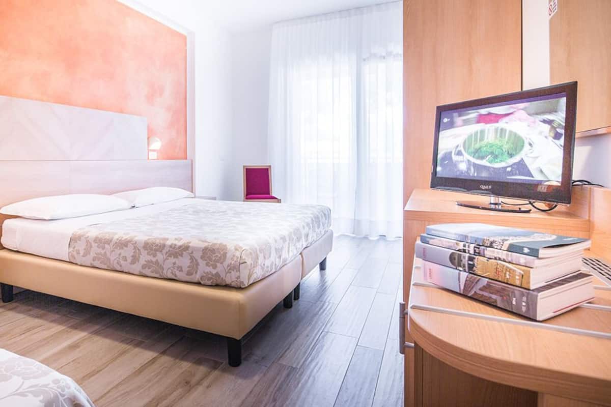 Caja fuerte, escritorio, wifi gratis y ropa de cama