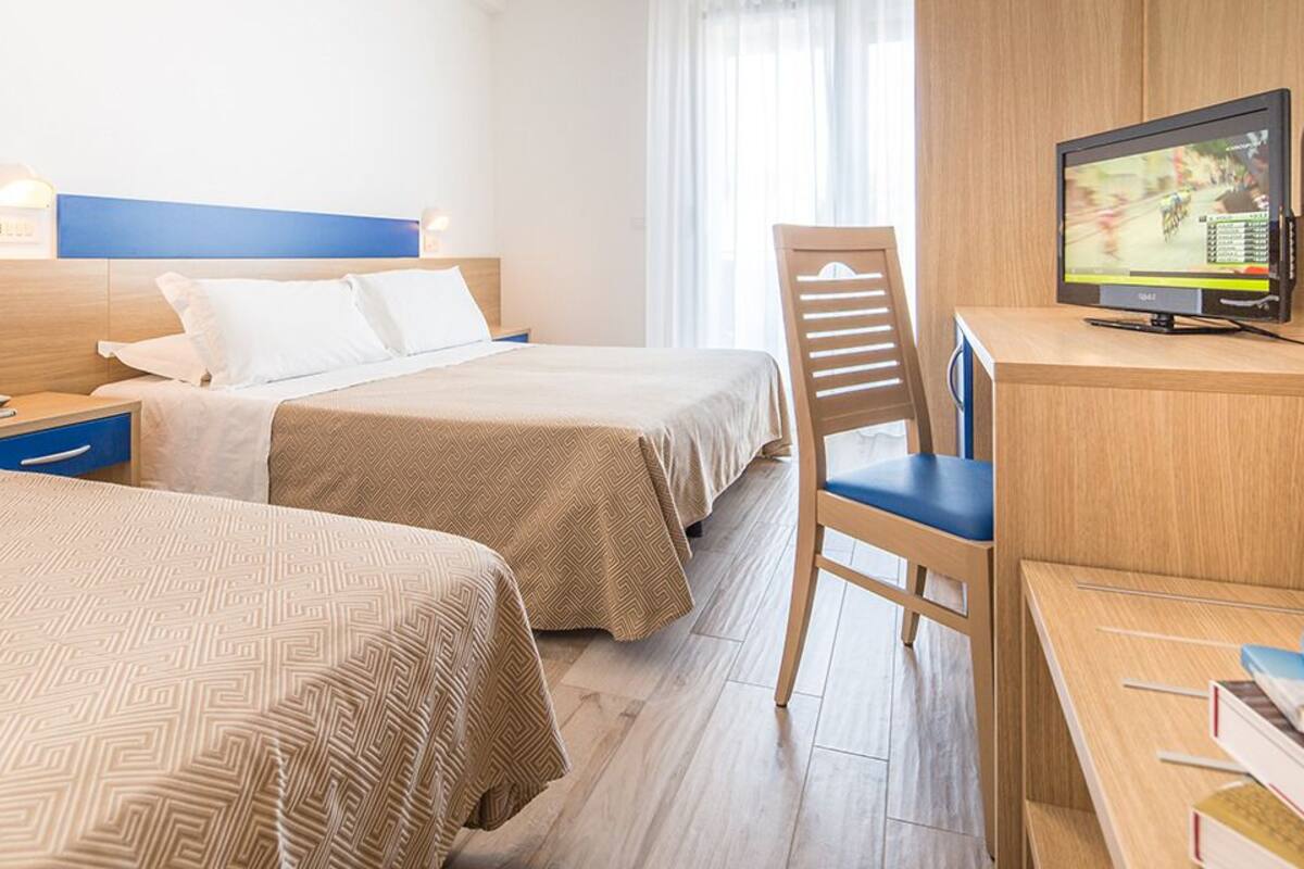 Caja fuerte, escritorio, wifi gratis y ropa de cama