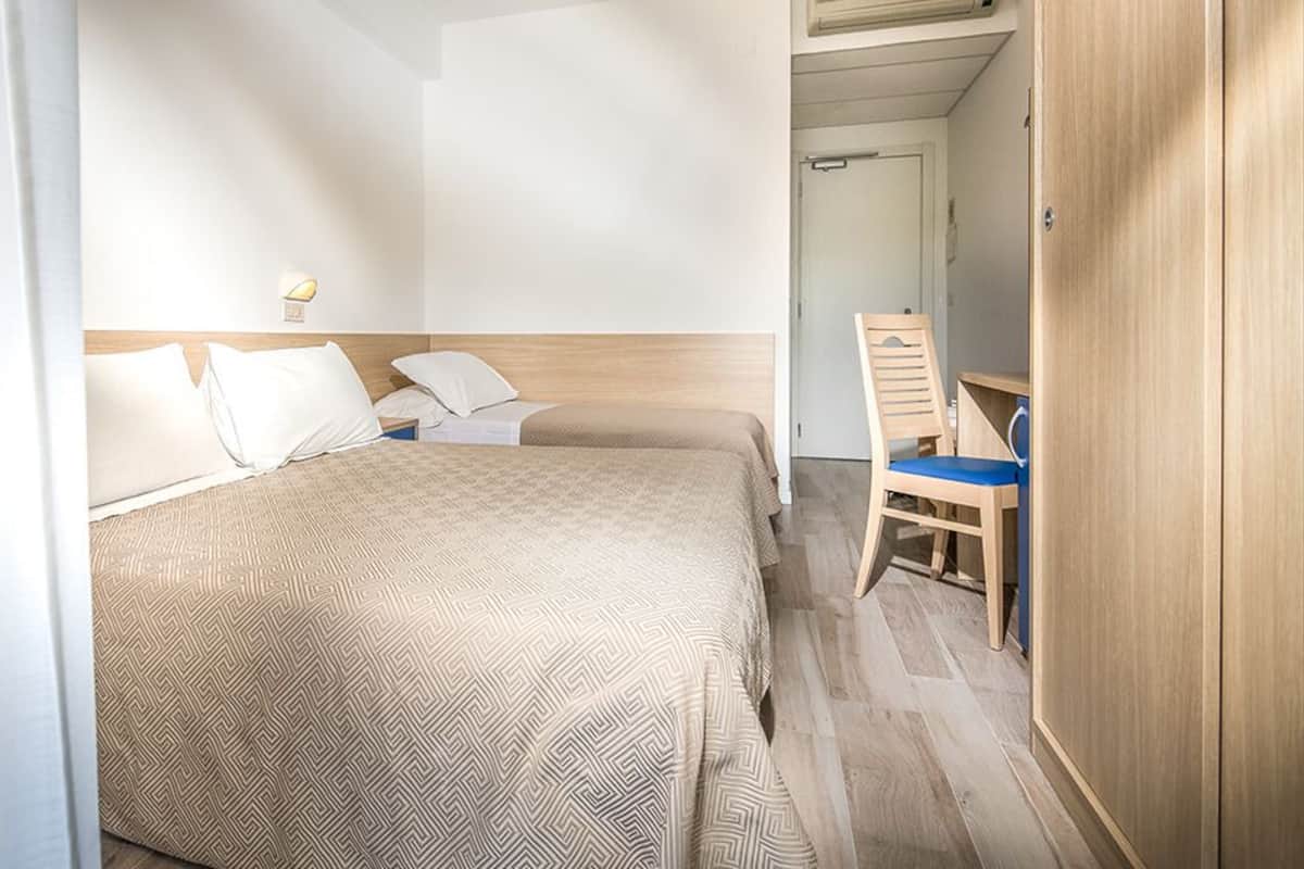 Habitación estándar con 1 cama doble o 2 individuales | Caja fuerte, escritorio, wifi gratis y ropa de cama