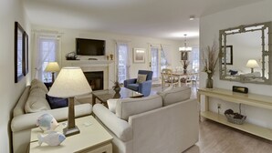 Flat-screen TV, fireplace, DVD player - Evian 257 (Hilton Head Island)