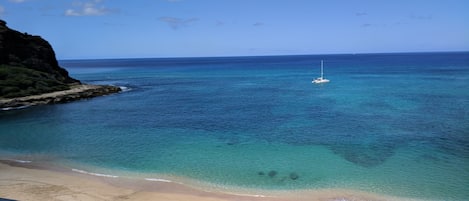 På stranden, solstolar och strandhanddukar
