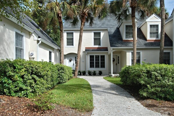 Vista frontal de la propiedad