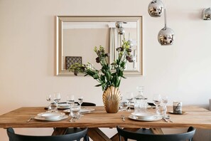 Deluxe Apartment, City View | Private kitchen