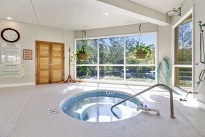 Indoor spa tub - Villamare 3223 (Hilton Head Island)